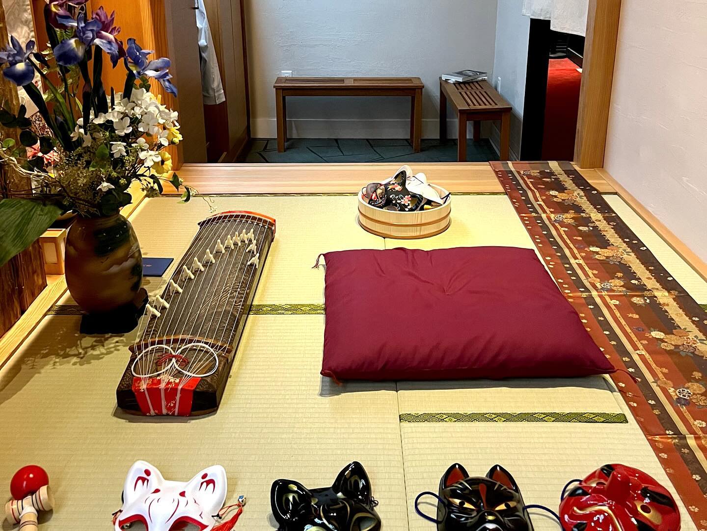 We had a wonderful time dining at Sushi Okeya Kyujiro in Vancouver, Canada. Located in Yaletown -- a trendy but industri